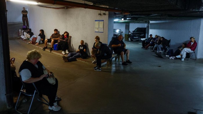 People take shelter inside an underground parking during Russian missile and drone strikes, amid Russia's attack on Ukraine, in Kyiv, Ukraine August 20, 2026. REUTERS/Valentyn Ogirenko