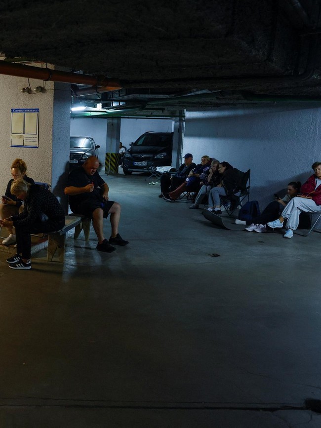 Basement Jadi Tempat Berlindung Warga Saat Kyiv Diserang