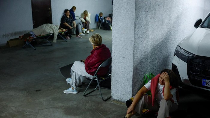 People take shelter inside an underground parking during Russian missile and drone strikes, amid Russia's attack on Ukraine, in Kyiv, Ukraine August 20, 2026. REUTERS/Valentyn Ogirenko