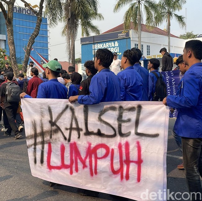 Ratusan Mahasiswa Unjuk Rasa Masalah BBM hingga Karhutla: Kalsel Lumpuh!
