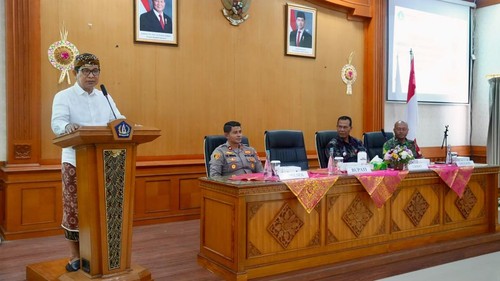 Bupati Badung I WayanAdi Arnawa saat membuka Bimtek Peningkatan Kapasitas Kaling dan Kelian Banjar Dinas se-Kecamatan Kuta Utara. (Foto: Dok. Pemkab Badung)