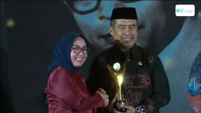 Bupati Madiun Hari Wuryanto menerima Koperasi Awards 2026 dari Wamen Koperasi Farida Farichah