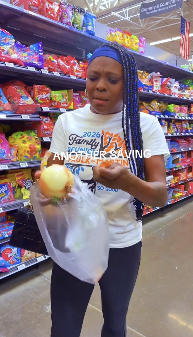 Demi Harga Murah, Wanita Ini Kupas Kulit Bawang Bombai Sebelum Bayar