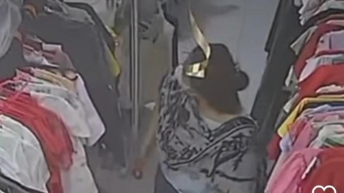 Rekaman video aksi emak-emak mengutil barang di Mengwi, Badung. (Istimewa)