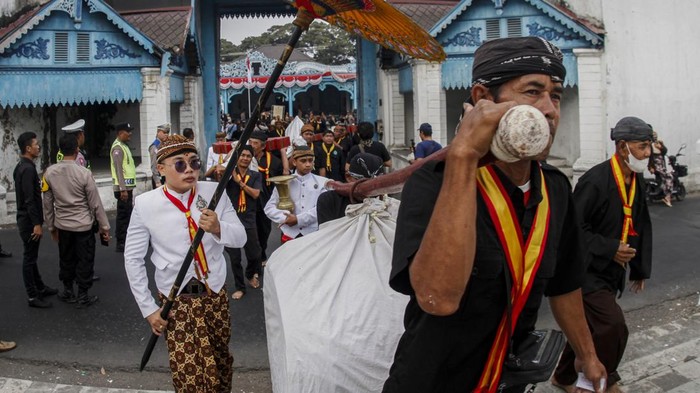 Sejumlah abdi dalem Keraton Ngayogyakarta Hadiningrat mengangkat salah satu gamelan pusaka saat tradisi Miyos Gongso di Serambi Masjid Gedhe Kauman, Kota Yogyakarta, DIY, Rabu (19/8/2026) malam. Tradisi tersebut menjadi penanda dimulainya rangkaian perayaan Sekaten dalam memperingati Maulid Nabi Muhammad SAW dengan dimainkannya gamelan selama sepekan. ANTARA FOTO/Aufa Ulya Fithrin/app/agr