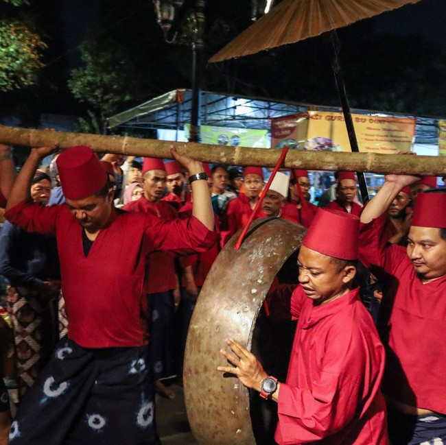 Gamelan Pusaka Keraton Diarak Sambut Tradisi Sekaten