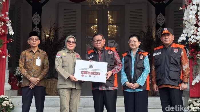 Gubernur DKI Jakarta Pramono Anung melepas bantuan kemanusiaan senilai Rp 5,8 miliar untuk korban gempa bumi di Nusa Tenggara Timur (NTT). (Belia/detikcom)