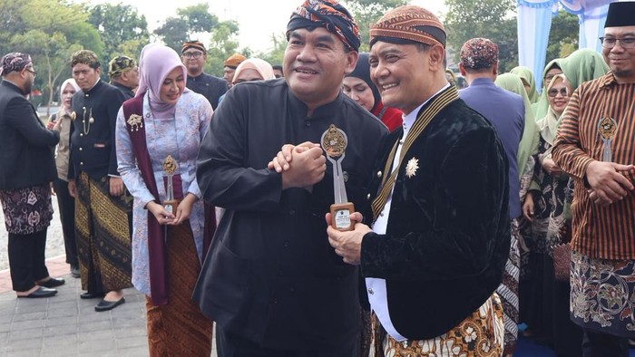 Gubernur Jawa Tengah Ahmad Luthfi kepada Bupati Blora Arief Rohman