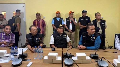 Gubernur NTB, Lalu Muhamad Iqbal, dan Gubernur Bali, Wayan Koster, meninjau penanganan korban gempa M 7,7 di NTT. (Dok. Diskominfotik NTB)