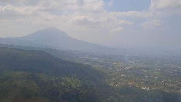 Gunung Arjuno-Welirang diselimuti awan rendah hingga rencana water bombing pemadaman karhutla belum bisa terlaksana.