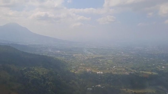 Gunung Arjuno-Welirang diselimuti awan rendah hingga rencana water bombing pemadaman karhutla belum bisa terlaksana.