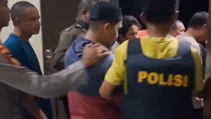 Guru gaji di Buton ditangkap usai diduga mencabuli 9 santri.
