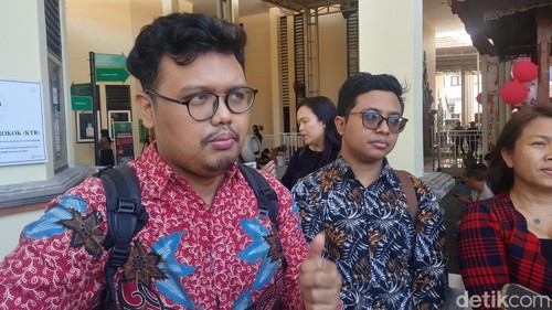 Ignatius Radhite, penasihat hukum aktivis Tomy Priatna Wiria, memberikan keterangan seusai sidang pledoi di PN Denpasar,Kamis (20/8/2026). (Foto:Wibhi Leksono/detikBali)