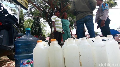 Jeriken berisi air bersih yang dibeli warga di Kota Mbay, Nagekeo, NTT, Kamis (20/8/2026).
