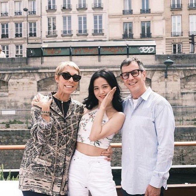 Jisoo telah menjadi muse sekaligus global ambassador Dior sejak Maret 2021. Selama itu pula, ia kerap terlihat bersama Mathilde, saat tampil di berbagai acara. Foto: Instagram/@mathildefavier