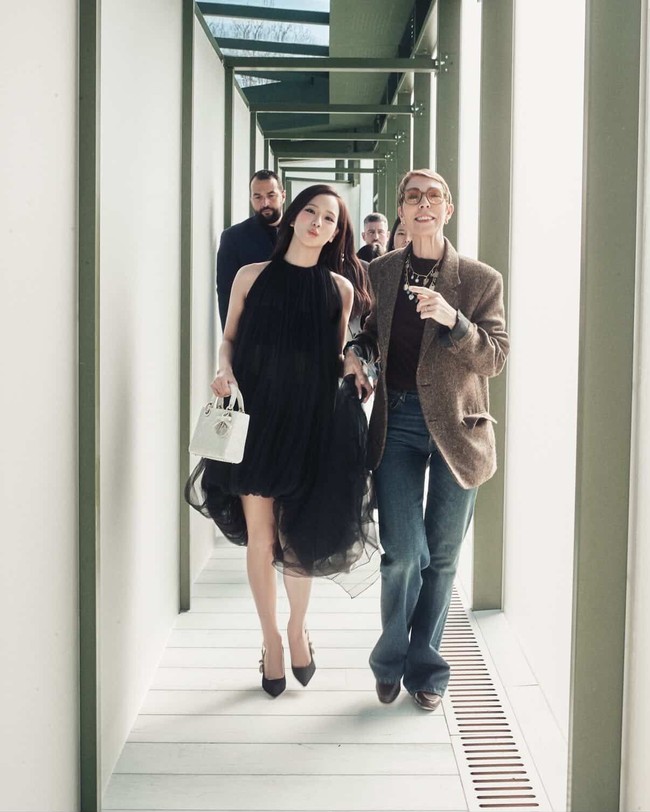Keduanya tak jarang tampak jalan bersama sambil bergandengan tangan. Mathilde menjadi sosok yang sangat perhatian dan protektif terhadap Jisoo ketika berada di kerumunan fans. Foto: Instagram/@mathildefavier