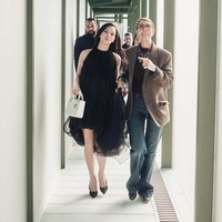 Keduanya tak jarang tampak jalan bersama sambil bergandengan tangan. Mathilde menjadi sosok yang sangat perhatian dan protektif terhadap Jisoo ketika berada di kerumunan fans. Foto: Instagram/@mathildefavier