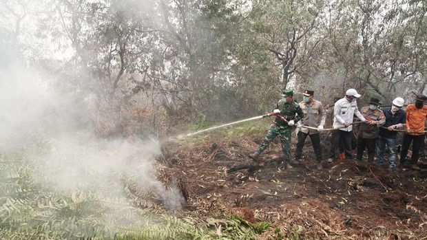 Kapolda Riau dan Pangdam Tuanku Tambusai turun langsung padamkan karhutla di Pelalawan Kapolda Riau Irjen Pol Herry Heryawan dan Pangdam Tuanku Tambusai Mayjen TNI Agus Hadi Waluyo turun langsung padamkan karhutla di Kerumutan, Pelalawan, Kamis (20/8/2026).