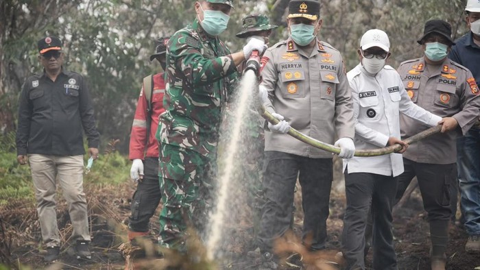 Kapolda Riau Irjen Pol Herry Heryawan dan Pangdam Tuanku Tambusai Mayjen TNI Agus Hadi Waluyo turun langsung padamkan karhutla di Kerumutan, Pelalawan, Kamis (20/8/2026).
