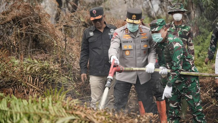 Kapolda Riau Irjen Pol Herry Heryawan dan Pangdam Tuanku Tambusai Mayjen TNI Agus Hadi Waluyo turun langsung padamkan karhutla di Kerumutan, Pelalawan, Kamis (20/8/2026).