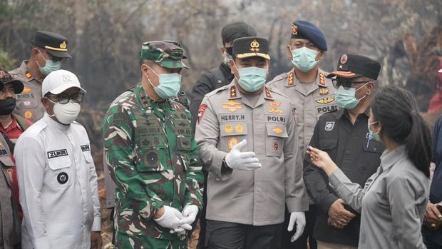 Kapolda Riau dan Pangdam Tuanku Tambusai turun langsung padamkan karhutla di Pelalawan Kapolda Riau Irjen Pol Herry Heryawan dan Pangdam Tuanku Tambusai Mayjen TNI Agus Hadi Waluyo turun langsung padamkan karhutla di Kerumutan, Pelalawan, Kamis (20/8/2026).