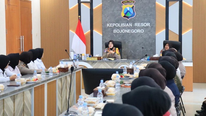 Kapolres Bojonegoro AKBP Yenni Diarty saat memimpin rapat
