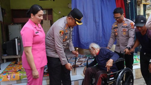 Kapolres TabananAKBP I Putu Bayu Pati bersama Bhayangkari Cabang Tabananmenyerahkan bantuan kepada masyarakat yang membutuhkan di Desa Dauh Peken, Tabanan, Kamis (20/8/2026). (Foto: Dok. Humas Polres Tabanan)