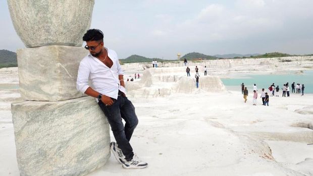 Kawasan pembuangan limbah mamer di Kishangarh, India yang jadi spot foto pengunjung. Disebut mirip lanskap Pegunungan Alpen