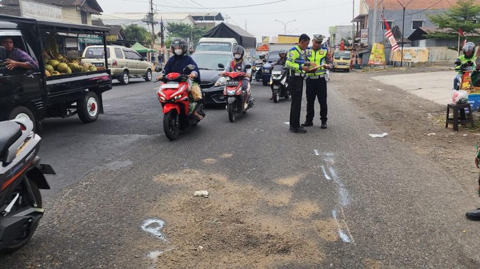 Polisi saat olah TKP kasus kecelakaan motor dan truk di jalan Solo-Tawangmangu, tepatnya di timur Flyover Palur, Karanganyar, Kamis (20/8/2026).