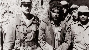 Che Guevara sosok revolusioner Kuba. Ini adalah foto terakhir sebelum Che Guevara dieksekusi mati pada 9 Oktober 1967. Di sebelah kiri ada agen CIA Felix Rodriguez dan sebelah kanannya tentara-tentara Bolivia. Fun factnya, ia sahabat Soekarno. Foto: verostein via Bored Panda