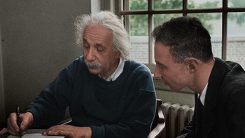 Foto J. Robert Oppenheimer dan Albert Einstein yang diremaster dan dibuat berwarna. Oppenheimer kini terkenal sejak difilmkan. Foto: via Bored Panda