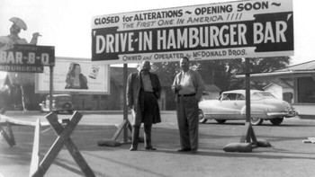 Pernah makan di McDonalds? Ini foto kakak beradik McDonald di hadapan calon gerai pertama McDonalds, pada November 1948 di San Bernadino, Kanada. Foto: notbob1959 via Bored Panda