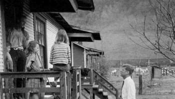 Kampanye capres John F. Kennedy dari rumah ke rumah di West Virginia pada tahun 1960. Foto: Azendekk via Bored Panda