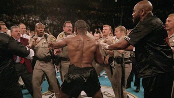 Polisi Las Vegas menghadapi Mike Tyson setelah ia mengigit putus sebagian telinga dari Holyfield pada tahun 1996. Foto: SubstantialRange via Bored Panda