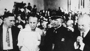 Guru SMA John T. Scopes dibawa ke persidangan di Dayton, Tennessee karena mengajarkan Teori Evolusi yang mana dilarang dalam undang-undang negara bagian. Kejadian 10 Juli 1925. Foto: EssoEssex via Bored Panda