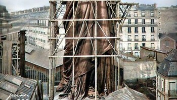 Patung Liberty di Paris, sebelum diangkut ke New York pada tahun 1886. Foto: KingHorner666 via Bored Panda