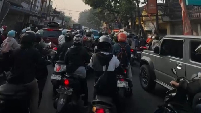 Kemacetan parah di Jalan Amir Machmud Cimahi, Kamis (20/8/2026).