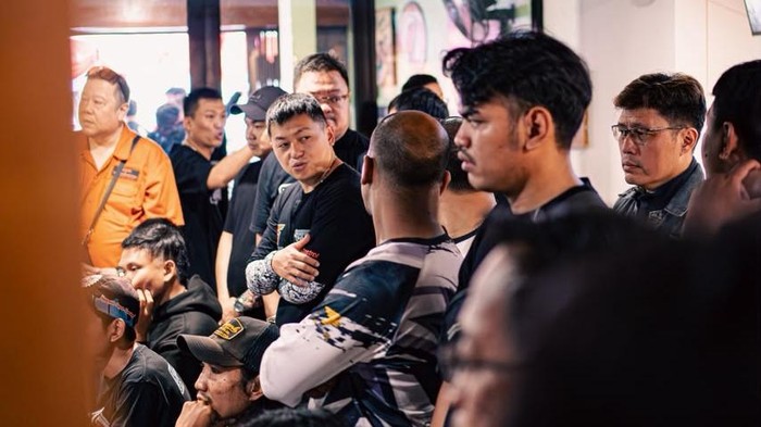 Komunitas motor kumpul untuk kopi darat (Kopdar), di tambah touring dari satu titik ke titik lain itu sih sudah biasa. Tapi kalau anak motor belajar fotografi, rasanya sih itu jarang banget.