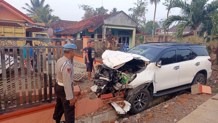 Kondisi Fortuner yang dikendarai anggota DPRD Lampug Utara rusak setelah tabrak pagar rumah warga