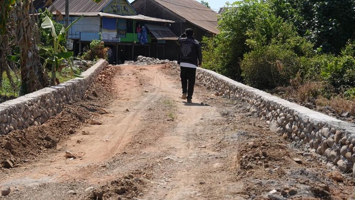 Kondisi pembangunan jalan di Romang Tangayya, Makassar.