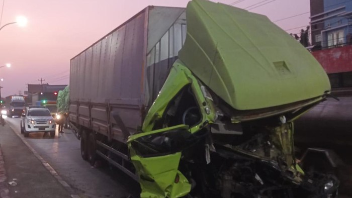 Kondisi truk yang mengalami kecelakaan beruntun di Pantura Demak, Kamis (20/8/2026).