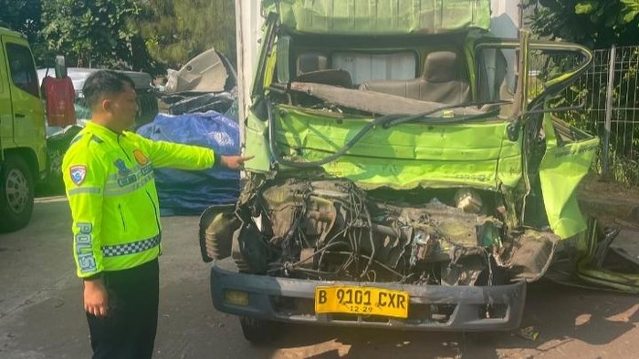 Kondisi truk yang terlibat kecelakaan di Tol Batang, Kamis (20/8/2026).