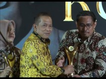 Sukses Dorong Ekonomi Pesantren-Desa, Gubernur Jatim Raih Koperasi Awards