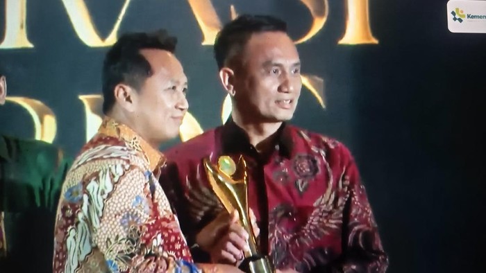 Kepala Dinas Koperasi dan UKM Provinsi Sumatera Barat, Dr Endrizal SE MSi, meraih penghargaan Bakti Koperasi Satya Bhakti Pamong Artha dalam ajang Koperasi Awards 2026.