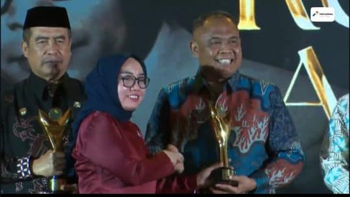 Momen Bupati Sleman Harda Kiswaya menerima Bakti Koperasi Nayaka Mahambara Koperasi Awards 2026 di Hotel St Regis, Jakarta Selatan, Kamis (20/8/2026).
