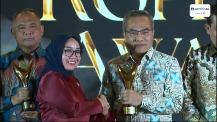 Momen Bupati Bantul Abdul Halim Muslih menerima Bakti Koperasi Nayaka Mahambara Koperasi Awards 2026 di Hotel St Regis, Jakarta Selatan, Kamis (20/8/2026).
