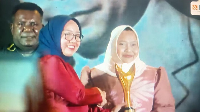 Bupati Bengkalis Kasmarni S.Sos., M.M.P memboyong penghargaan Bakti Koperasi Nayaka Mahambara di Koperasi Awards 2026.