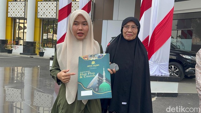 Korban kasus dugaan penggelapan umrah di Jambi saat mendatangi Kantor Kejati Jambi