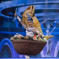 Benjaporn Srisamutnak merupakan Miss Universe Samut Songkhram 2026. Pada sesi penjurian kostum nasional, dia mengenakan yang terinspirasi dari kekayaan Sungai Mae Klong. Kostum tersebut terinspirasi Nam Prik Pla Too, sambal ikan dari ikan kembung yang dianggap sebagai salah satu hidangan khas Thailand. Ikan kembung Sungai Mae Klong yang terkenal dengan bentuk kepala dan lehernya yang khas ditampilkan dalam mangkuk porselen, salah satu produk unggulan Provinsi Samut Songkhram. Foto: Dok. Facebook Miss Universe Thailand