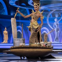 Oom-Nitinadda Krobram, kontestan Miss Universe Thailand 2026 yang mewakili Provinsi Nakhon Phanom, tampil dengan kostum bertajuk ‘Boat Noodle Set: Thai Way, Waterway Style.’ Sesuai namanya, kostum tersebut terinspirasi dari boat noodles, hidangan khas Thailand yang erat kaitannya dengan kehidupan masyarakat di sepanjang sungai. Foto: Dok. Facebook Miss Universe Thailand
